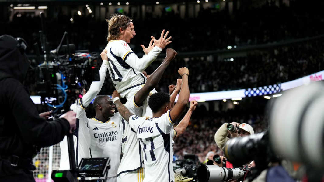 Modric-knaller helpt Real Madrid voorsprong aan de top uit te breiden