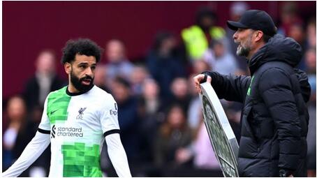 "Det er over", sier Jürgen Klopp etter en åpenbar krangel med Mohamed Salah ved sidelinjen